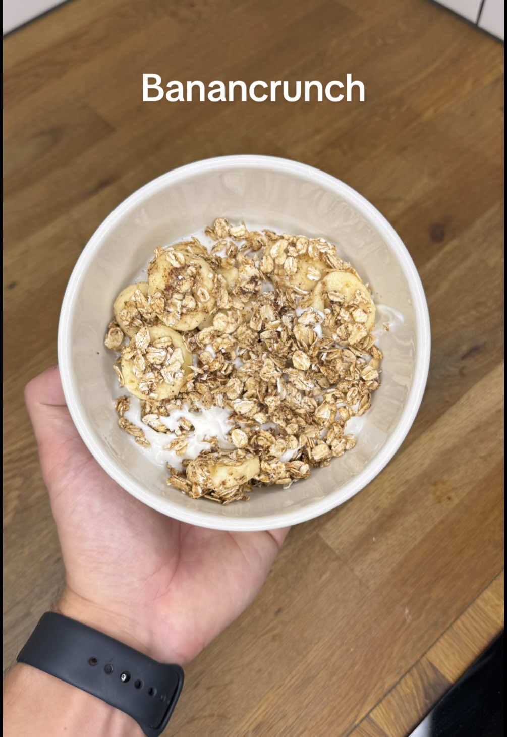 Banancrunch! 🍌🥣 Ett snabbt och god topping till kvarg eller grekiskt yoghurt för en god frukost eller mellanmål! 😍 352 kalorier (med kvarg) 26g protein (med kvarg) Ingredienser 👇🏻 En halv banan (50g) 1dl havregryn 10g sirap Kanel efter smak  250g vaniljkvarg (går bra med grekisk yoghurt eller annat) Följ mig för fler hälsosamma recept varje vecka! 🙏🏻 Vill du också tappa fett för gott? Kolla in länken i min profil 🔥