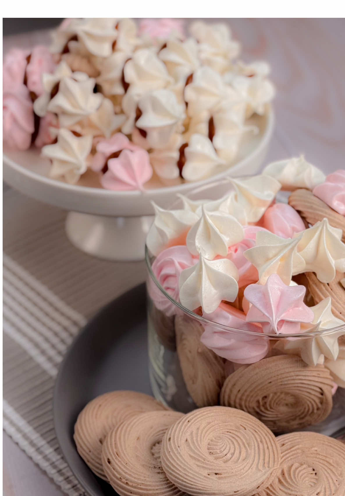 Empezamos una nueva serie: Básicos de Pastelería 🧁✨ El primero es el Merengue Francés, y te lo enseño con todos los detalles que necesitas saber🤩 Necesitas:  90gr claras (3 claras aprox)  90gr azúcar granulada blanca  90gr azúcar en polvo  Colorante en gel  Cocoa (para el de chocolate) Ralladuras y esencias (opcional para dar sabor) 📌 Guarda este reel para que lo tengas siempre a la mano 🙌🏻 y comenta qué otro básico de pastelería te gustaría ver en esta serie👇 #recetas #fyp #pasteleria #parati #chef    