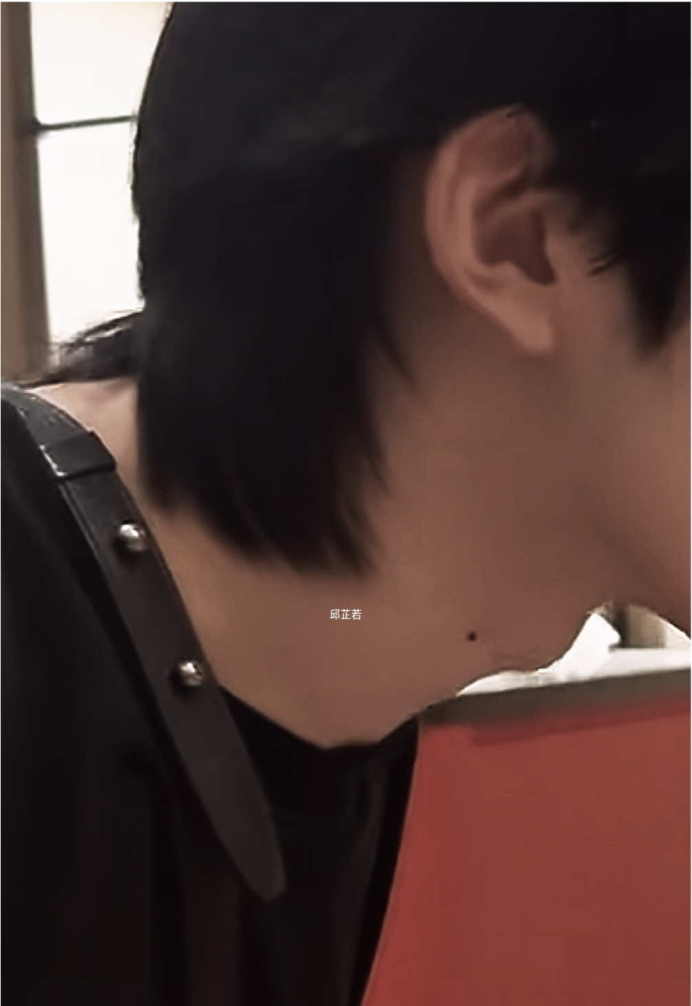 His mole with a little hair is f*cking attractive. Now I understand why Qiuqiu always mentioned it. 😭🧎🏻#huangxing #eliothuang #fyp 