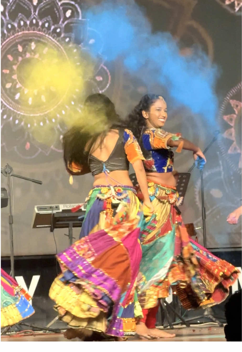 කැම්පස් එකේ Event වලදි අපිට එක එක වයස් වල ලමයි එක්ක වැඩ කරන්න වෙනවා. ඒ අය එක්ක වැඩ කරන්නේ හරි ආසවෙන් මම.Team එක ඇතුලේ  Senior/ Junior බේදයක් එයාලට දැනෙන්න දෙන්නේ නැතුව හැමෝම එක්ක වැඩ කරන්නේ මම හරිම ආසාවෙන් වගේම සතුටින්.මේ වීඩියෝ එකේ මට එහා පැත්තේ ඉන්නේ මට වඩා බාල නංගි කෙනෙක්.අනිත් පැත්තේ ඉන්නේ මට වඩා වැඩිමල් අක්කා කෙනෙක්.ඒ හැම කෙනෙක්ම හරිම ආදරණීයයි ♥️😍🥰🫶