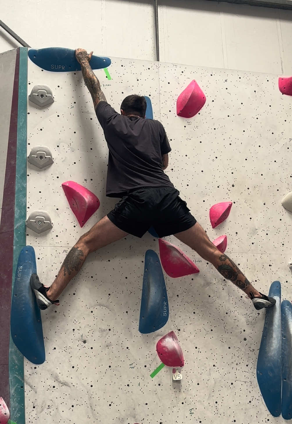 Loved thing one ngl @flashpointbristol v4 comp wall. . #climbing #bouldering #paraclimbing #adaptiveathlete #disability   