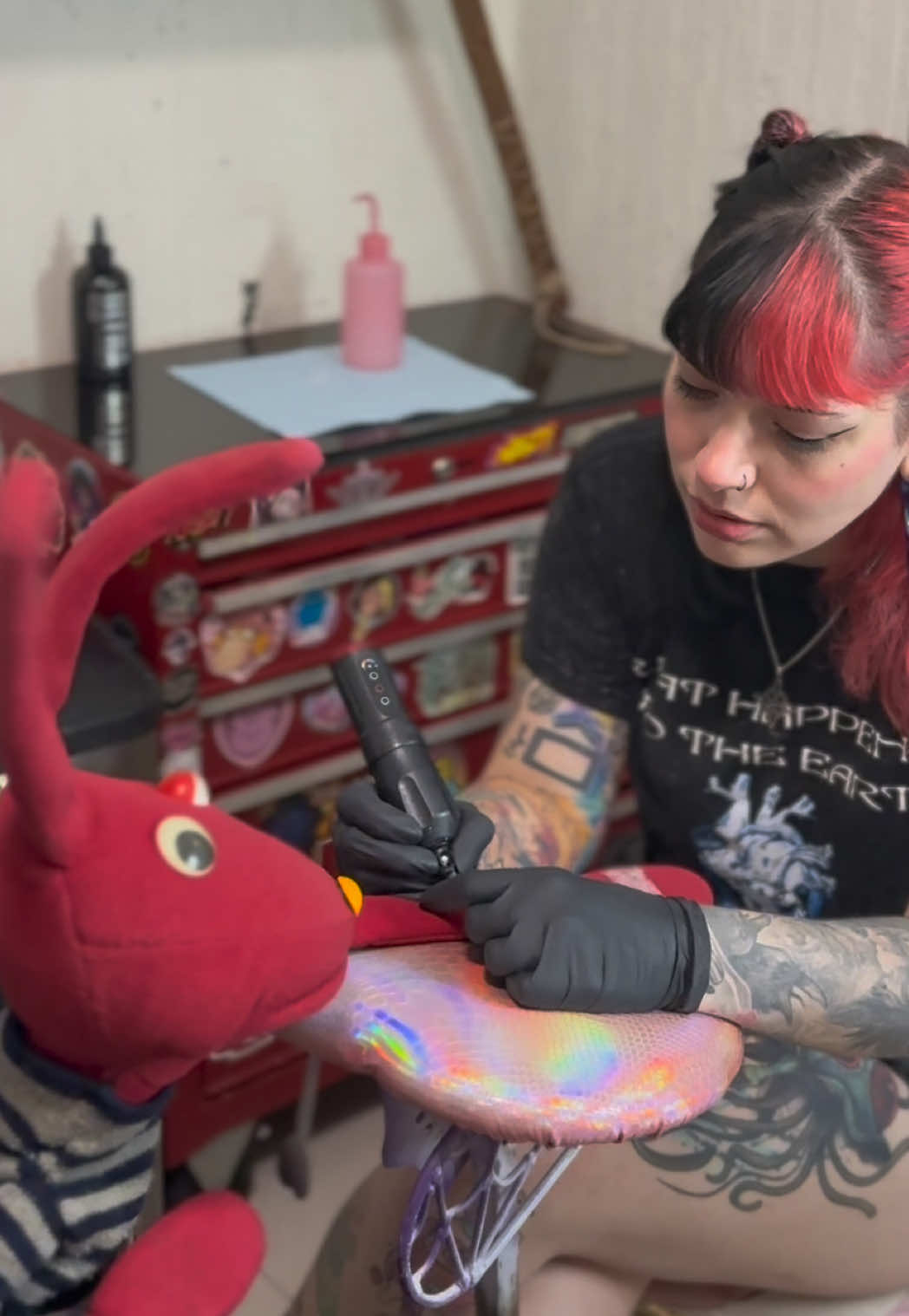 Hoy tenemos un invitado de honor en la camilla: ¡Juan Carlos Bodoque! 🐇✨” 👉🏻 Eso me ganó por preguntar el significado del tatuaje 😂 Muchas gracias a @elthon_ypoo por ayudarme en este pequeño proyecto 🥹💕 esperen más de esto!! 👈🏻✨