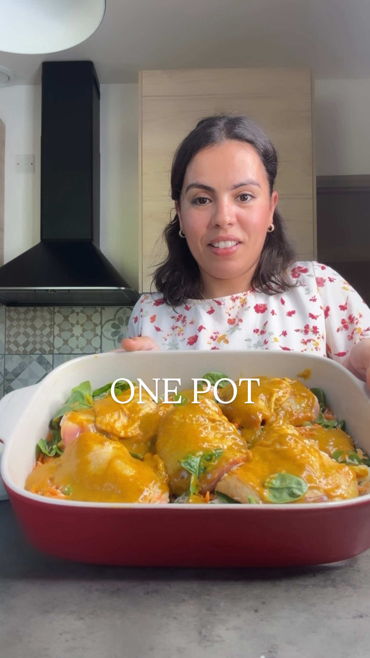 ONE POT ultra parfumé Ingrédients pour environ 4/5personnes: 3 Oignons cébettes 2 carottes râpées Une poignée d’épinards frais (ou petits pois, selon votre préférence) 2 verres de riz basmati 4 verres d’eau bouillante ou de bouillon 5 hauts de cuisse de poulet 2 càs d’huile d’olive Sel et poivre Pour la marinade : 3 càs de sauce Amba (sauce à base de mangue et d’épices) Poivre et sel 2 càc d’épices shawarma 1 gousse d’ail Un filet d’huile d’olive Cuisson à couvert pendant a 1 heure  à 220 degrés et 5 minutes à découvert #onepot #poulet #diner 