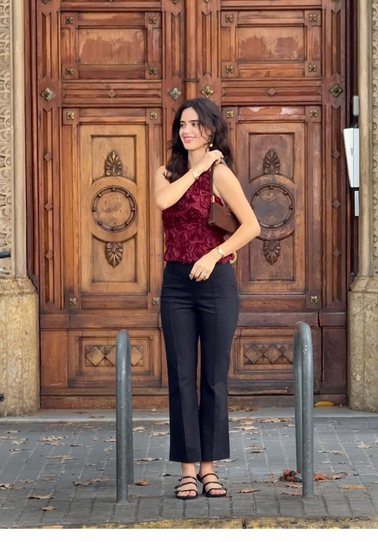 The city doesn’t interrupt! Distractions or transitions, it’s how you see it. Keep the flow with @PEDRO 🚴🏻‍♀️🤍 ad #InPEDRO #effortlessessentials