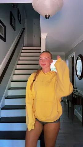 Sweatshirt is @SCUFFERS 💛😜