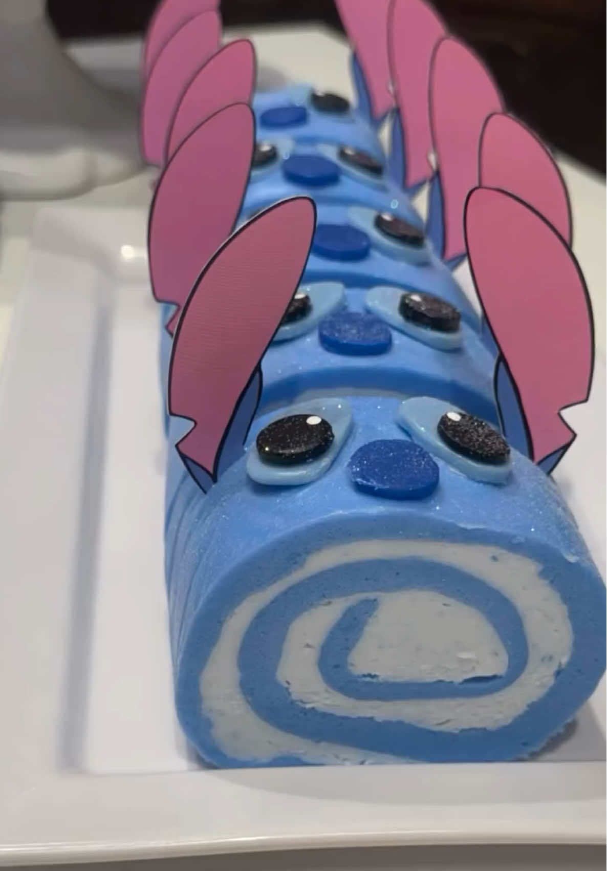 ✨ Banho divertido? Só com o sabonete rocambole do Stitch! 🛁💙 Criatividade, fofura e um cheirinho que conquista qualquer um. Já garante o seu! #SaboneteArtesanal #Stitch #BanhoDivertido #ArtesanatoCriativo #BanhoPerfeito  