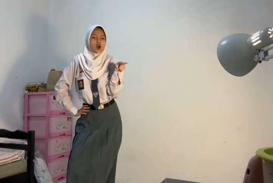 Halo teman teman perkenalkan nama aku Nazeera Luna Maysa, dari kelas XI DKV 1 dan Anggota OSIS  SMK Telkom Bandung 