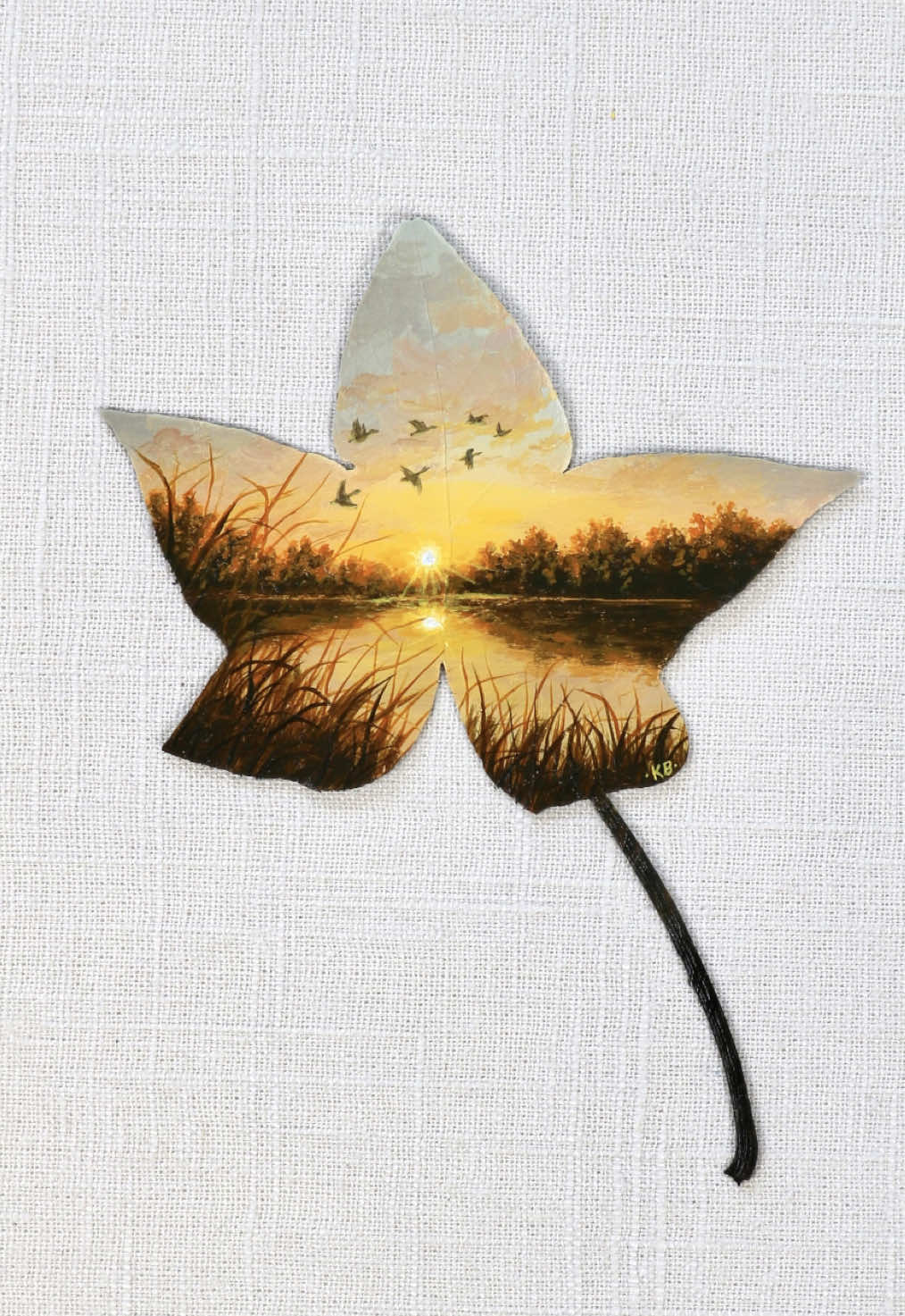 “Gold Farewell” Painted on a preserved ivy leaf 🍁 My recent favorite running trail follows the perimeter of a lake. It’s an abundant source of art inspiration, especially watching as the seasons shift. Yesterday’s run was during golden hour, perfect inspiration for this morning’s painting! ☀️ #natureart #leafpainting #goldenhour #paintinglight #autumnart  