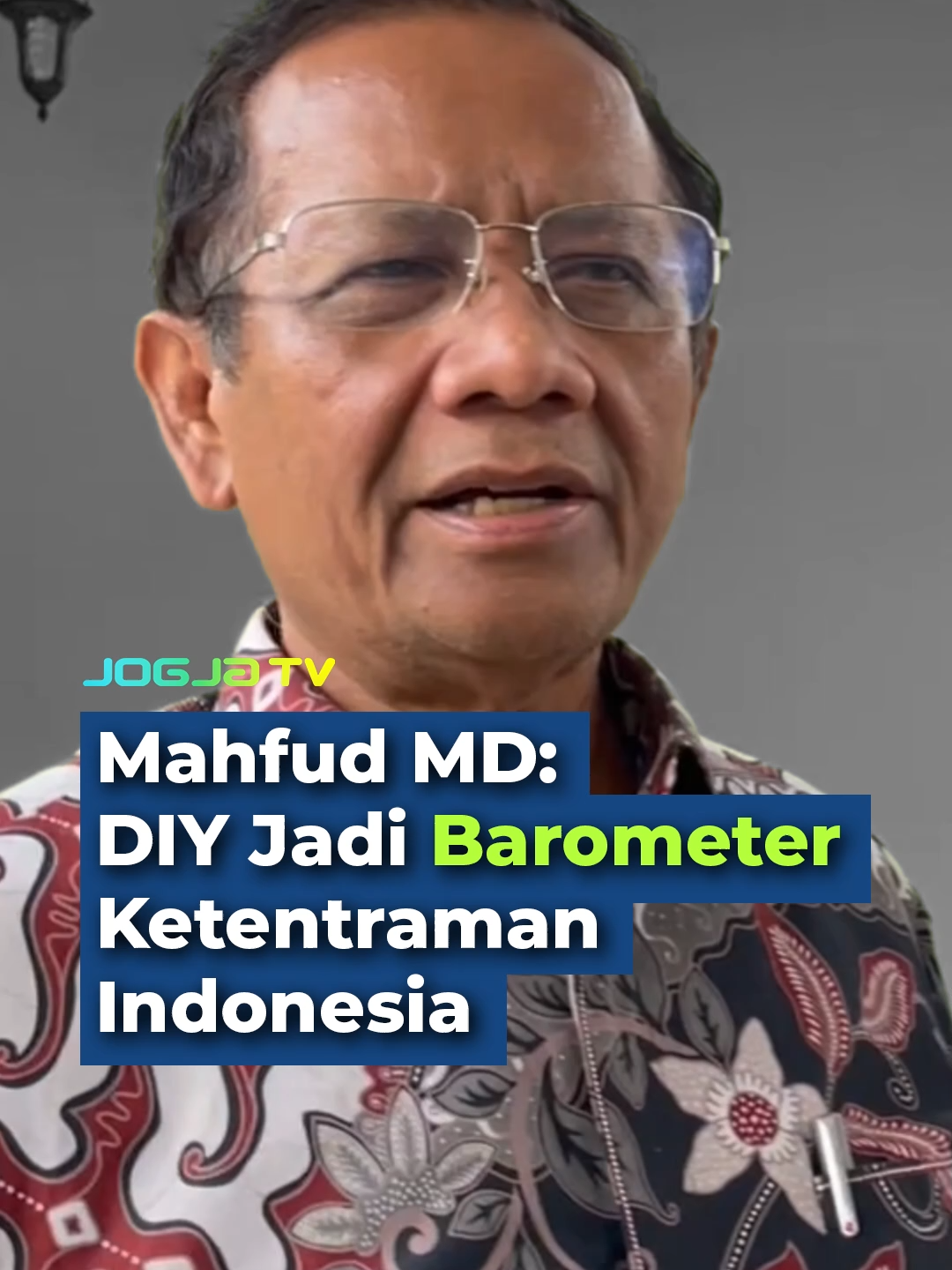 Mantan Menteri Koordinator Bidang Politik, Hukum, dan Keamanan (Menkopolhukam) RI, Mahfud MD, menegaskan bahwa Daerah Istimewa Yogyakarta (DIY) memiliki peran penting sebagai barometer ketentraman di Indonesia. - Hal itu disampaikan Mahfud usai menghadiri acara di kompleks Kepatihan, Yogyakarta, menanggapi insiden pelemparan bom molotov oleh orang tak dikenal di sejumlah pos polisi di Kota Yogyakarta dan Sleman. - Menurutnya, kondisi aman dan tenteram di Yogyakarta akan menjadi cerminan bagi daerah lain di tanah air. Karena itu, ia berharap seluruh pihak berperan aktif menjaga stabilitas dan keamanan di wilayah DIY. - Ia pun mengingatkan bahwa menjaga ketertiban bukan hanya tanggung jawab aparat keamanan, tetapi juga masyarakat secara luas, agar Yogyakarta tetap menjadi daerah yang kondusif dan damai. #jogjatv #infojogja #seputarjogja #mahfudmd