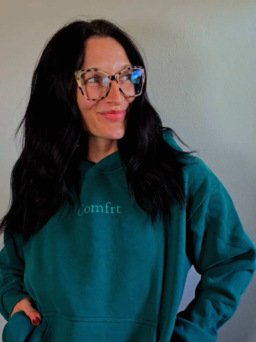 It has been so chilly in the mornings and I'm breaking out alllllll the comfy, cozy hoodies!! Comfrt is one of my favs. Oversized, thick, soft, and so comfy! Wearing an xs. For reference I am 5'2 115lbs❤️