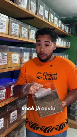 🌱 Pequena no tamanho, gigante nos benefícios! A semente de chia é um verdadeiro superalimento que pode transformar a sua rotina de saúde. ✨ Rica em fibras, ajuda no funcionamento do intestino e promove saciedade. ✨ Fonte de ômega 3, protege o coração e a mente. ✨ Carregada de minerais como cálcio, magnésio e fósforo, que fortalecem ossos e músculos. E o melhor: é super versátil! Você pode adicionar em vitaminas, sucos, saladas, iogurtes e até em receitas como pães e bolos. 👉 Inclua a chia no seu dia a dia e descubra como uma sementinha pode fazer tanta diferença. #GranelCaetés #SementedeChia #SuperAlimento #VidaSaudável #FibrasNaturais      