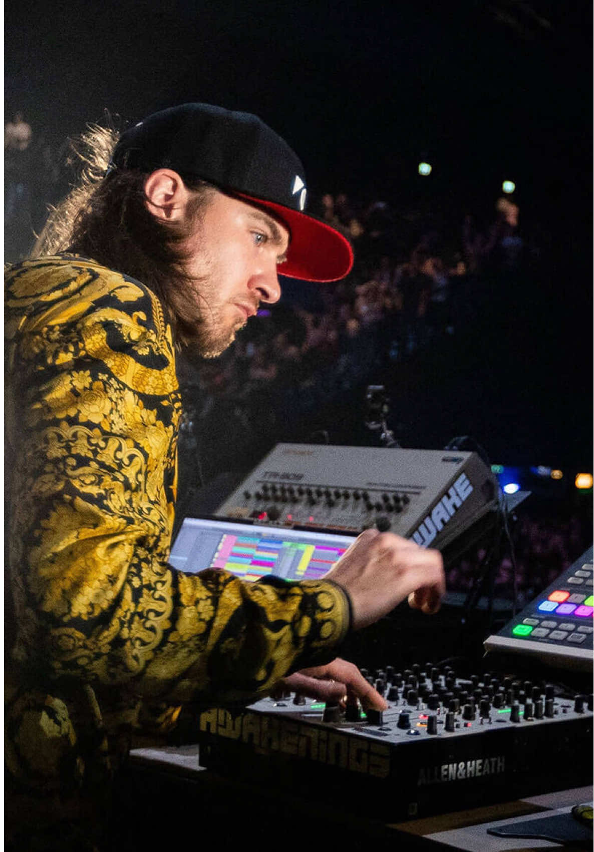 Learn to play live like Reinier Zonneveld 👀 In an exclusive interview with DJ Mag, Reinier Zonneveld breaks down his one-of-a-kind live show. The Dutch techno giant dives into his set-up of drum machines and synthesisers, and reveals how he uses Ableton Live to create improvised remixes mid-set, build tension on stage and break down his tracks into MIDI 🎹 Watch now via DJ Mag’s YouTube channel ⏯️ #reinierzonneveld #techno #electronicmusic #djtutorial #productiontips 