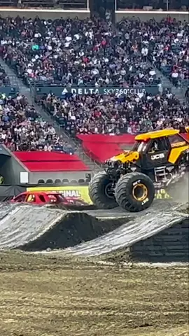 Amazing skills #monstertruck #bigtrucks #monsterenergy #automobile #bellyconklin 