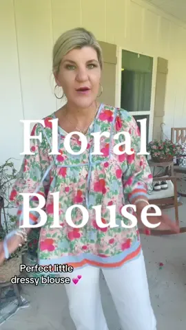 So lightweight and flowy!! Perfect for work or weekend #floral #blouse #flowytops #floralblouse #womenstops 