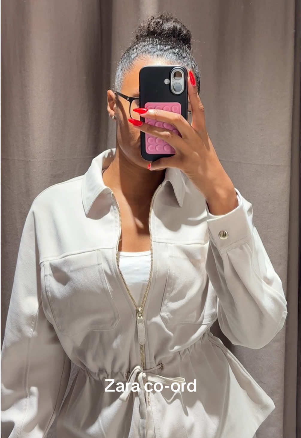 Back with another cute matching set. Just because summer is over, doesn’t mean we have to stop wearing light colours. Comes in a camel colour too, let me know if you want to see it. Comment “co-ord” and I’ll DM you the link   @ZARA  #zaranewin #twopieceset #zaraoutfit #autumnoutfits #coordset 