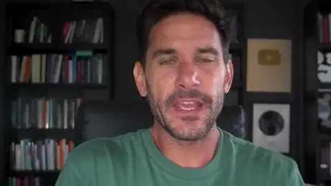 El objeto interestelar 3I/ATLAS acaba de desconcertar a la ciencia 🚀. Nuevas observaciones con el telescopio espacial James Webb y el Hubble han revelado algo que los astrónomos no esperaban: una composición muy extraña, con proporciones inusuales de agua y CO₂, que no se parecen a nada visto en otros cometas. 🌌 ¿Estamos ante un simple cometa raro, un visitante único del espacio… o algo más? 👽 En este vídeo te cuento qué significa este hallazgo, qué opinan los científicos (incluido Avi Loeb) y por qué 3I/ATLAS podría convertirse en el objeto interestelar más enigmático jamás estudiado. 📌 En este vídeo descubrirás: -Qué es 3I/ATLAS y por qué es diferente a ‘Oumuamua. -Qué datos sorprendentes encontró el telescopio James Webb. -Las hipótesis científicas más serias (y las más atrevidas).