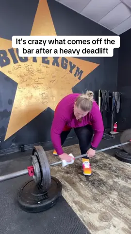 This gym must be in Georgia because look at all them 🍑s. File under: peaches, dead lifts, strong woman, reasons to lift, gym motivation, bootylicious, gym goals
