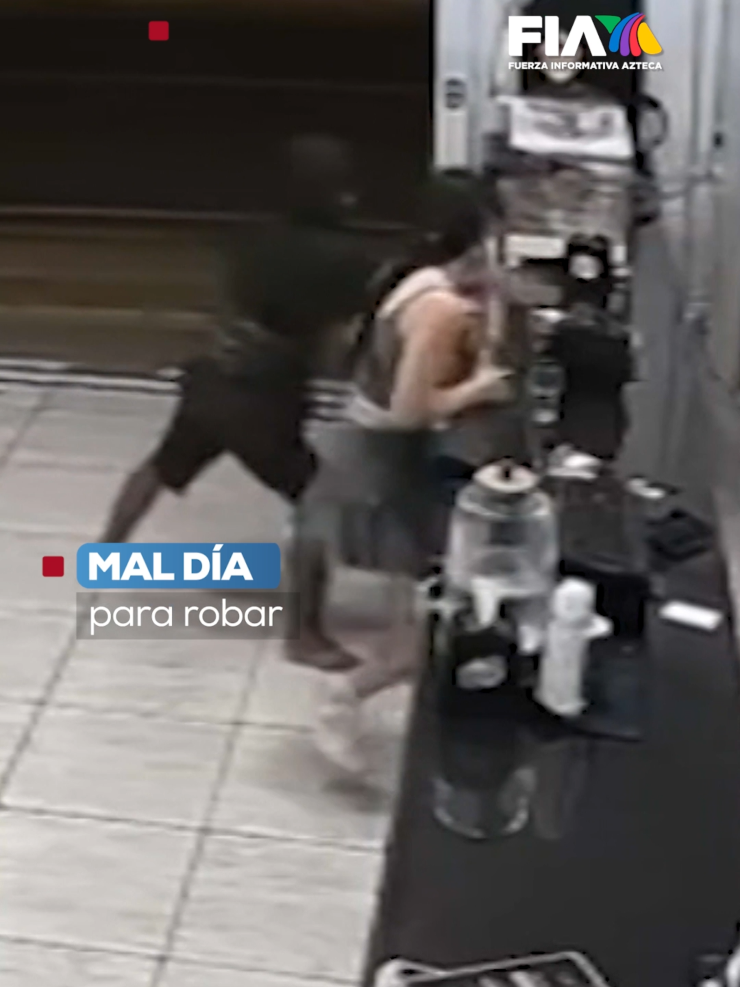 🥋 Quiso asaltar a la mujer equivocada Este ladrón llegó muy gallito a asaltar un negocio... Pero NO contaba con que la chava del mostrador era cinta negra en JIUJITSU  La chica le aplicó tremenda llave, lo tiró al piso y lo tuvo sometido hasta que llegó la policía. ¡Queremos una chica así en cada restaurante de México! @roberto.ruizg y @christian_larah con la información en #LosRuizLara   #AztecaNoticias #Jiujitsu #Autodefensa #CostaRica