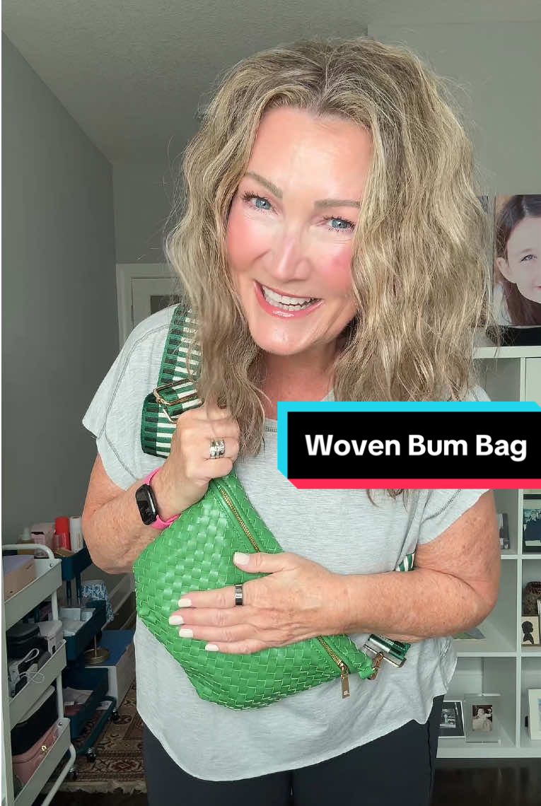 Get one for all your favorite women…and don’t forget yourself!! #luxuryforless #crossbodybag #bumbag #giftideasforher #christmasgiftideas 