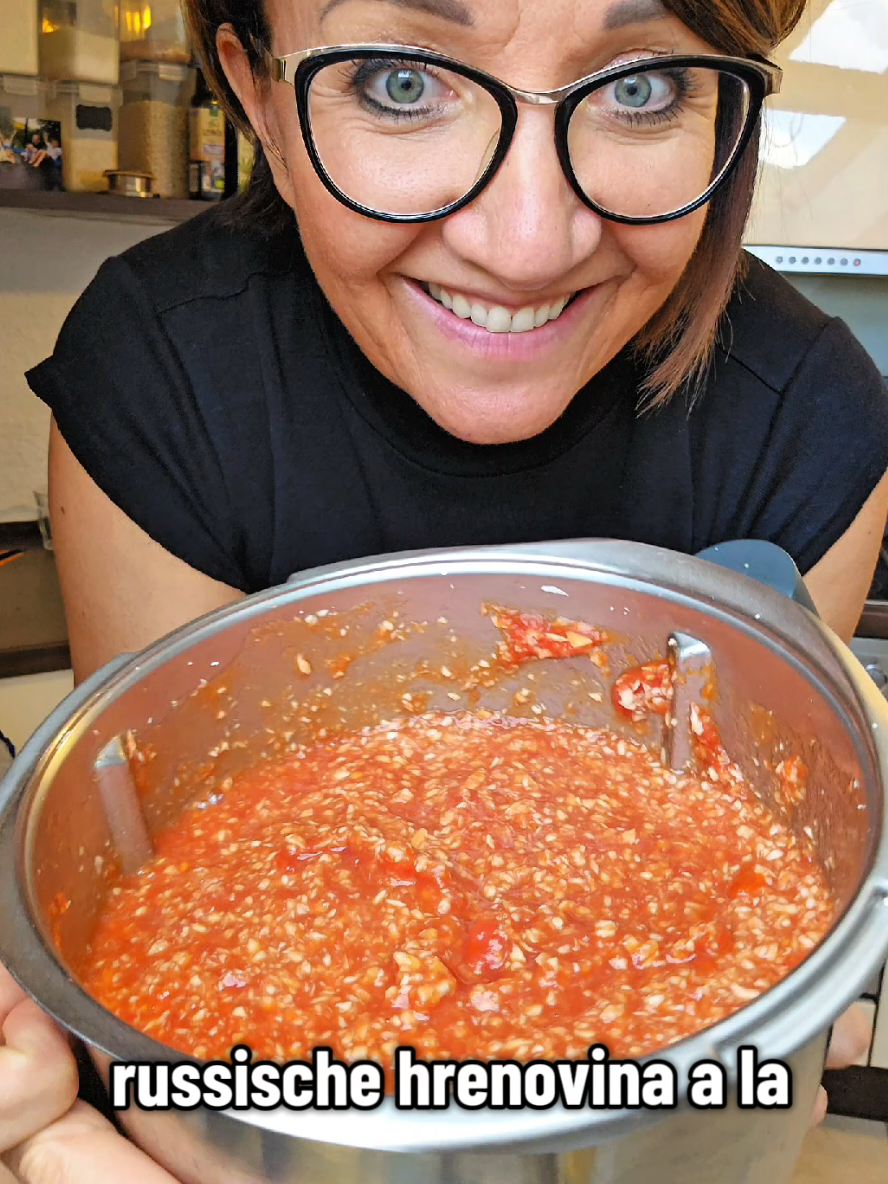 Diese Meerrettich Sauce bringt sogar den härtesten Kerl zum Heulen 🤣 Hrenovina ist beim Russen einfach Pflicht 🤣 Zubereitung: 1️⃣500gr Meerrettich schälen und hexeln (auf feiner Reibe reiben geht auch, ist aber echt hart😅) 2️⃣5 Dosen (400gr) geschälte Tomaten ohne Gewürze sowie 4EL Essigessenz, 4-5 EL Zucker (ich nehme Xylit) und 2-3 EL Salz hinzufügen und pürieren. 3️⃣ Gläser mit heißem Wasser abspülen, Hrenovina abfüllen und im Kühlschrank aufbewahren (1-2 Wochen).   #russischesessen #einfachesrezept #schnelleküche #kren #sauce 