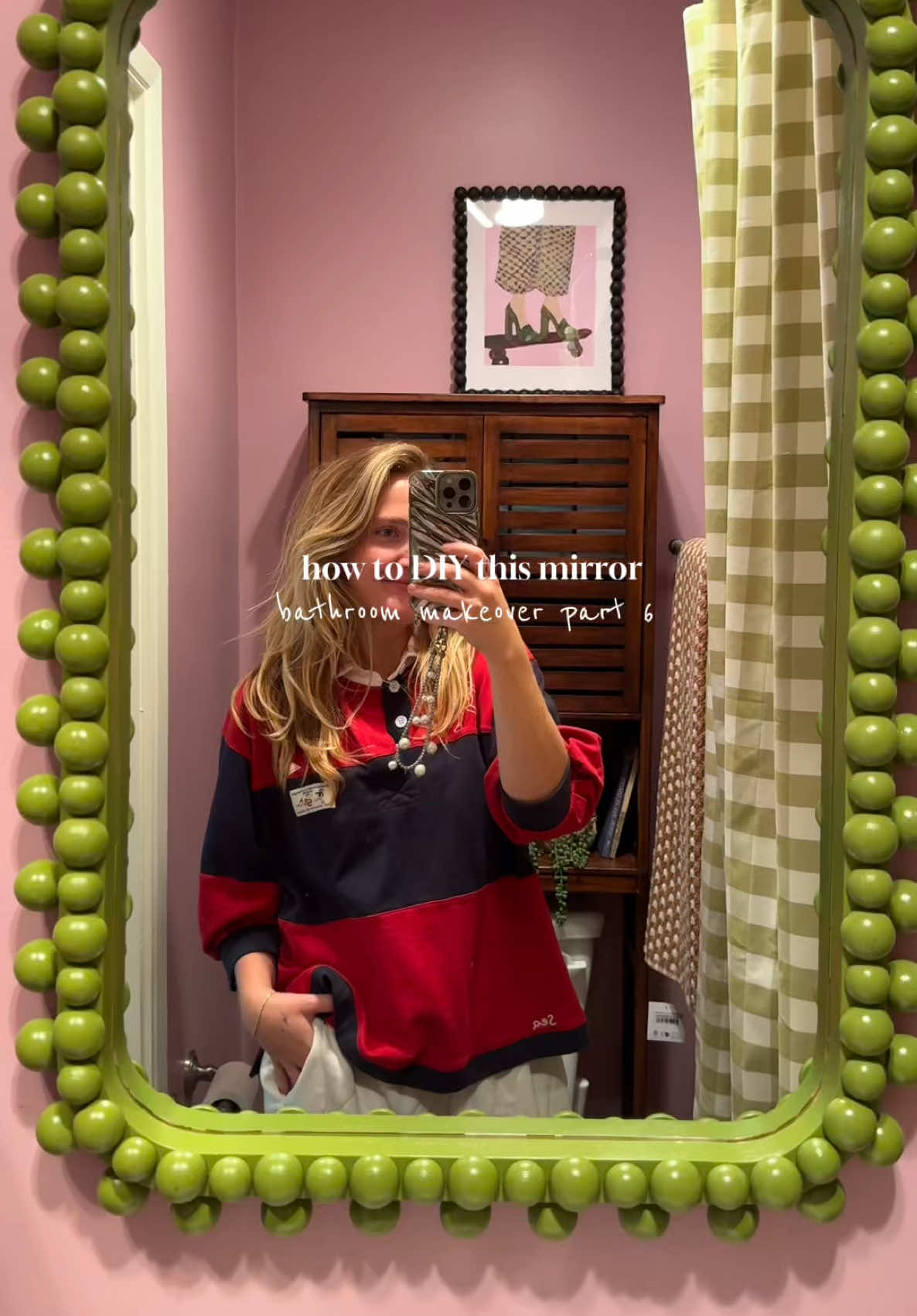 This mirror is so easy to DIY! You can make it in any color or stain you want. #DIY #interiordesign #mirror #bathroom #greenscreen 