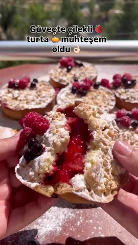 Gönderimi gören  canlar  beğenir yorum yaparsanız takip etmiyorsanız takip ederseniz gerçekten emeğimin karşılığını almış olurum şimdiden teşekkür ediyorum Allah razı olsun diyorum 🥰 Dışı kıtır, içi bol çilekli nefis turtalar 💕 Çay saatlerinize, özel günlerinize çok yakışacak bu tarif hem pratik hem de tam kıvamında. Deneyen herkesten tam not aldı, mutlaka kaydedin! 🍓✨ 150 gr tereyağı (oda ısısında) 1 su bardağı puda şekeri 1 yumurta 1 paket vanilin 2,5-3 su bardağı un (Hamur toparlanmazsa 2-3 yemek kaşığı su ve un ekleyebilirsiniz) Sosu için; Yarım kilo çilek su) 1 yemek kaşığı nişasta (açmak için 4 yemek kaşığı 1 su bardağı toz şeker 1 tatlı kaşığı tereyağı Tereyağı, çilek ve şeker ocakta pişirilir. Pişmeye yakın nişastalı du ilave edilir hemen koyulaşacaktır. Tartı ikiye bölelim. Yarısını üzerine yarısını da taban için ayıralım. Güveçleri katı yağ ile yaplayıp unlayalım. Hamurları bastıralım. Çatal ile delelim. Pişen harcı dökelim. Üzerini de kalan hamuru rendeleyelim. Fırında 170 derecede 30 dk pişirelim. Üzeri iyice kızarsın öyle alın. Soğuduktan sonra hemen çıkacaktır. En son pudra şekeri ile süsleyebilirsiniz. Hepsi bu kadar deneyeceklere afiyet olsun Deneyin mutlaka benimle de paylaşın tarifinizi sevgiler😍 #çilekliturta #turta #turtatarifi #çileklitarifler #evyapımıtatlı #çaysaati #tatlıtarifi #pastatarifi #nefistarifler #kolaytarifler #sunumönemlidir #tatlıdunyası #hamurişi #yemektarifleri #lezzetliyemekler #bugünnepişirsem #mutfaktayım #evdeyap #evyapımı #keşfet