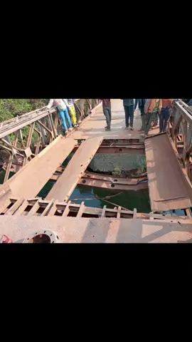 La route nationale n°1 dans le territoire de Bukama en province du Haut-Lomami, s'est effondré depuis le lundi 1er septembre 2025, ‎@Fonarev RDC #lualabakolwezi🇨🇩🇨🇩🇨🇩🇨🇩 #videoviral #video 