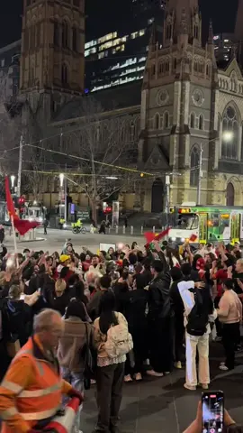 Khoảnh khắc du học sinh Việt tại Melbourne rợp cờ đỏ sao vàng, cùng nhau ăn mừng 80 năm Quốc khánh. Hình ảnh ấy không chỉ là niềm tự hào dân tộc vượt biên giới, mà còn là minh chứng rằng: dù ở bất kỳ đâu, trái tim người Việt vẫn luôn hướng về cội nguồn, về Tổ quốc. Và cũng như thế, sứ mệnh của Upnow - Nguồn Khởi Nghiệp chính là tạo nên một “sợi dây kết nối” vô hình nhưng bền chặt. Nếu cộng đồng du học sinh cùng tụ họp để lan tỏa tinh thần dân tộc, thì Upnow mong muốn tập hợp và kết nối mọi nguồn lực - từ người trẻ, doanh nghiệp, trường học, đến kiều bào bốn phương - để viết tiếp hành trình khởi nghiệp xã hội. Như ánh đuốc từ quê hương thắp sáng giữa phố phường Melbourne, Upnow muốn trở thành ngọn đèn soi lối cho những ai đang tìm kiếm cơ hội việc làm, nhà ở, kỹ năng, hay một cộng đồng sẻ chia. Và cũng giống như ngọn lửa niềm tin truyền đời, tiếng gọi hôm nay của Upnow chính là: “Kết nối để không ai bị bỏ lại phía sau.” Một Việt Nam hùng cường không chỉ được dựng xây trong biên giới quốc gia, mà còn trong từng nhịp tim đồng điệu của cộng đồng người Việt khắp năm châu - và Upnow là nhịp cầu cho khát vọng ấy.  *mấy ní ở bển nhớ yêu thương đùm bọc nhau nha, giữ gìn sức khoẻ nha 💕  #vietnam #nguonkhoinghiep #upnow #duhocsinh #duhocsinhuc🇻🇳🇦🇺 