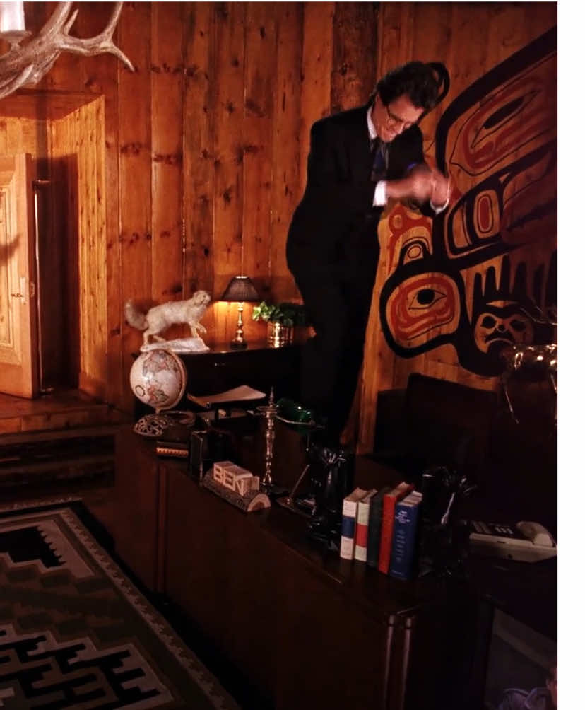 What is twin peaks even about? #twinpeaks #twinpeaksedit #davidlynch #foryoupage #laurapalmer 