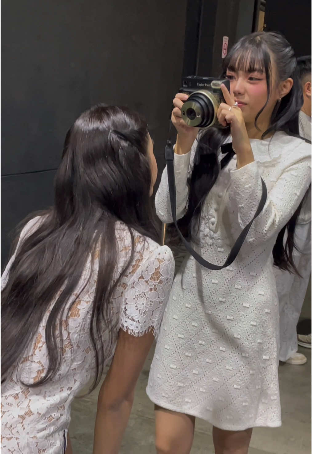 “Who’s luckier — the camera or Arhoung? 😉✨”#gl #glseries #queendomtheseries #wetvth #wetvthailand 