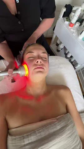 i’ve never felt so snatched and glowy😭🤍🤍 @beautymarkco #fyp #oxylightfacial #nyfw #modeling #acnetreatment 