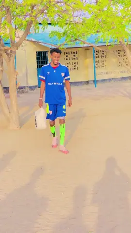 He left... but football never left him. Welcome back to the grind the team missed this energy 💪 😜 garissatiktokers💢🥰💖💥💦 #habasweintiktokers @@{📍~~ADRIANO~~📍)🔟 @QALBI QAATE @King of habaswein 🎭⌛️ @🦍SAN➰️TOS ⁸🦍 @MODELL➰HAZUU @Habaswein fashion Ⓜ️ @ｆ Ａ Ｂ Ｉ Ｏ @Lii__☠️🇰🇪🇸🇴 @rungu poi @Abwaan Khlif @rohanyare31 
