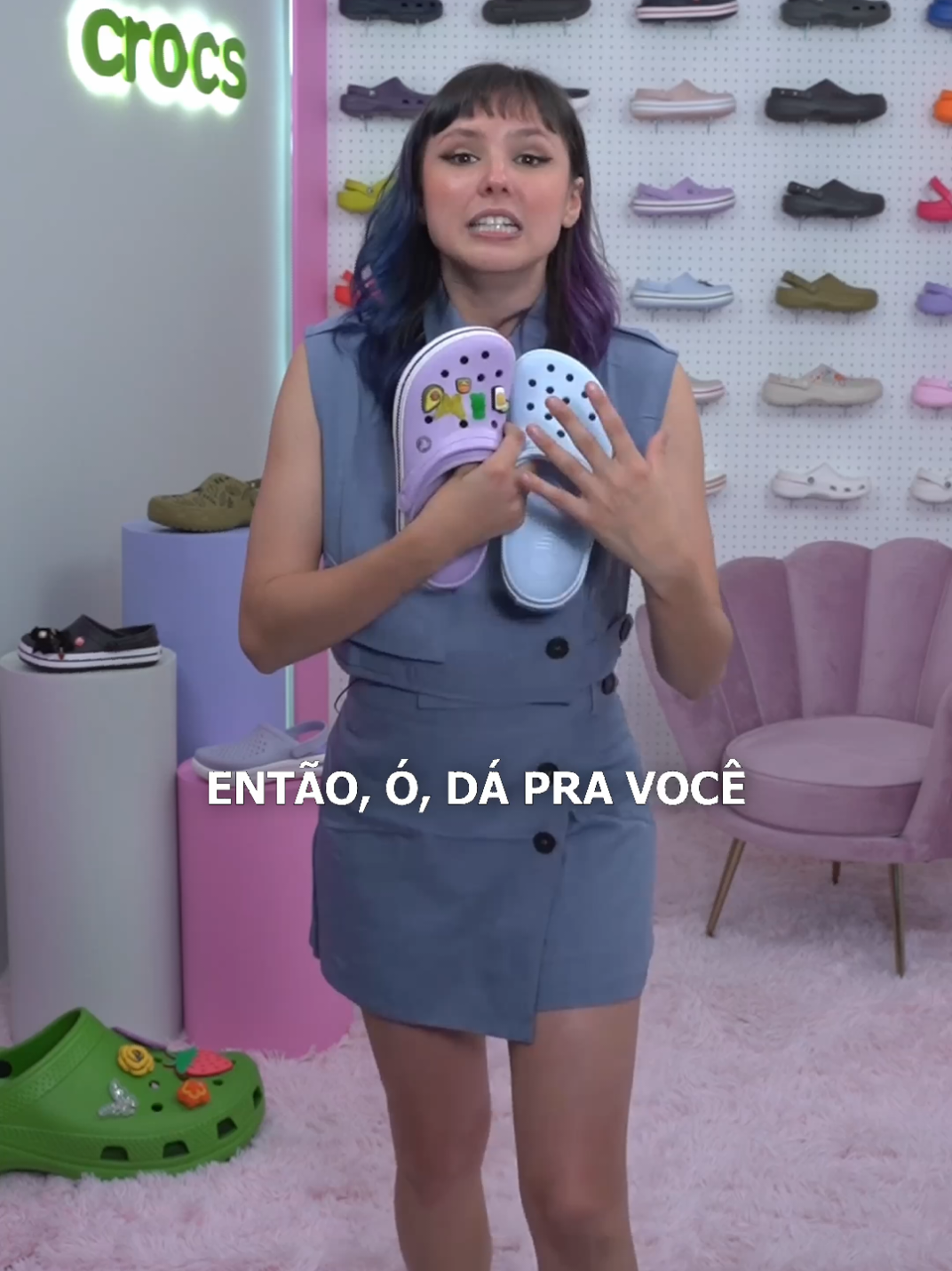 Quem também ama misturar cores de Crocs? 💜🩵 Clique no botão e garanta seu Crocband!  #CrocsBrasil #Fashion #DicasdeModa #Estilo