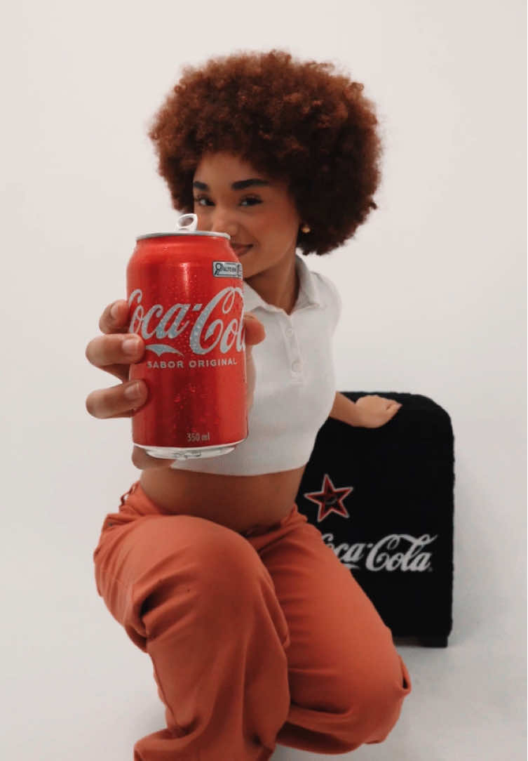 Olha só o que chegou por aqui!!!  A Coca-Cola já me deixou no clima de #TheTown2025 com um kit cheio de surpresas incríveis.  Vieram looks incríveis, acessórios pra entrar na vibe do festival e até aquele toque especial que só a Coca-Cola sabe dar ❤️🖤  Tô contando os dias pra curtir esse festival histórico e viver cada momento com muito som, energia boa e, claro, Coca-Cola geladinha do lado 🫶🏽🔥 Quem aí também já tá no aquecimento?  #publicidade #CokeStudio #CocaCola