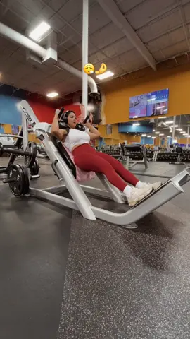 Sentadilla hack enfocada en cuadricep ❤️‍🔥🔥#cuadriceps #fitnessgirlsmotivation #disciplina #fypシ #gymtime 