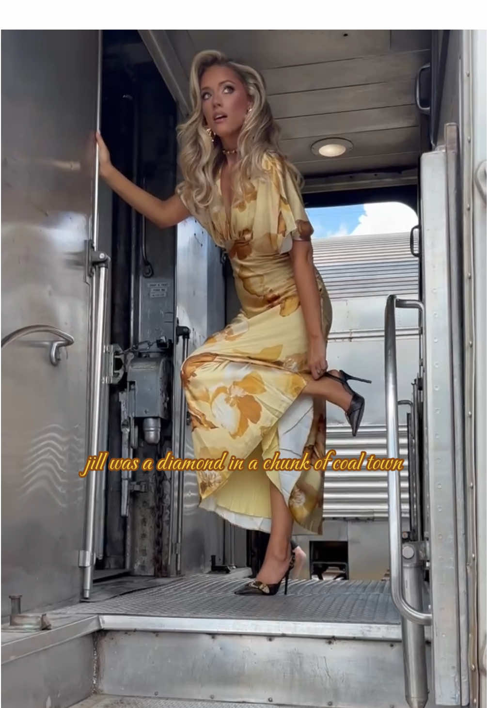 the prettiest girl is releasing this song at MIDNIGHT!! ✨💛 @Emily Ann Roberts  #emilyannroberts #jackandjilldaniels #newmusic #countrymusic #newmusicfriday 