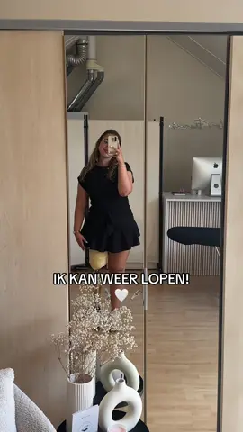 Stompcorrectie update 🦿🤍 Na 3 maanden niks van me te laten horen, ben ik terug… Door het pittige traject (wat nog pittiger is als je er eenmaal weer in zit) wilde ik eventjes wat rust nemen en volle focus te hebben op wat het belangrijkste is..  Weer opnieuw kunnen lopen🦿 We zijn nog lang niet bij waar ik ooit was, maar ik ben blij weer in huis wat te kunnen lopen! Buitenshuis gaat nogal wat moeizaam, het kost ZOVEEL meer energie dan ik dacht.. niet normaal 🥲😂 Werd ff keihard met mn neus op de feiten gedrukt maar we komen er wel weer.. 🫶🏼 Laat gerust je vragen achter in de comments, mocht je die hebben! 💕 #amputee #groningen #prosthethicleg #revalidatie #oneleglife 