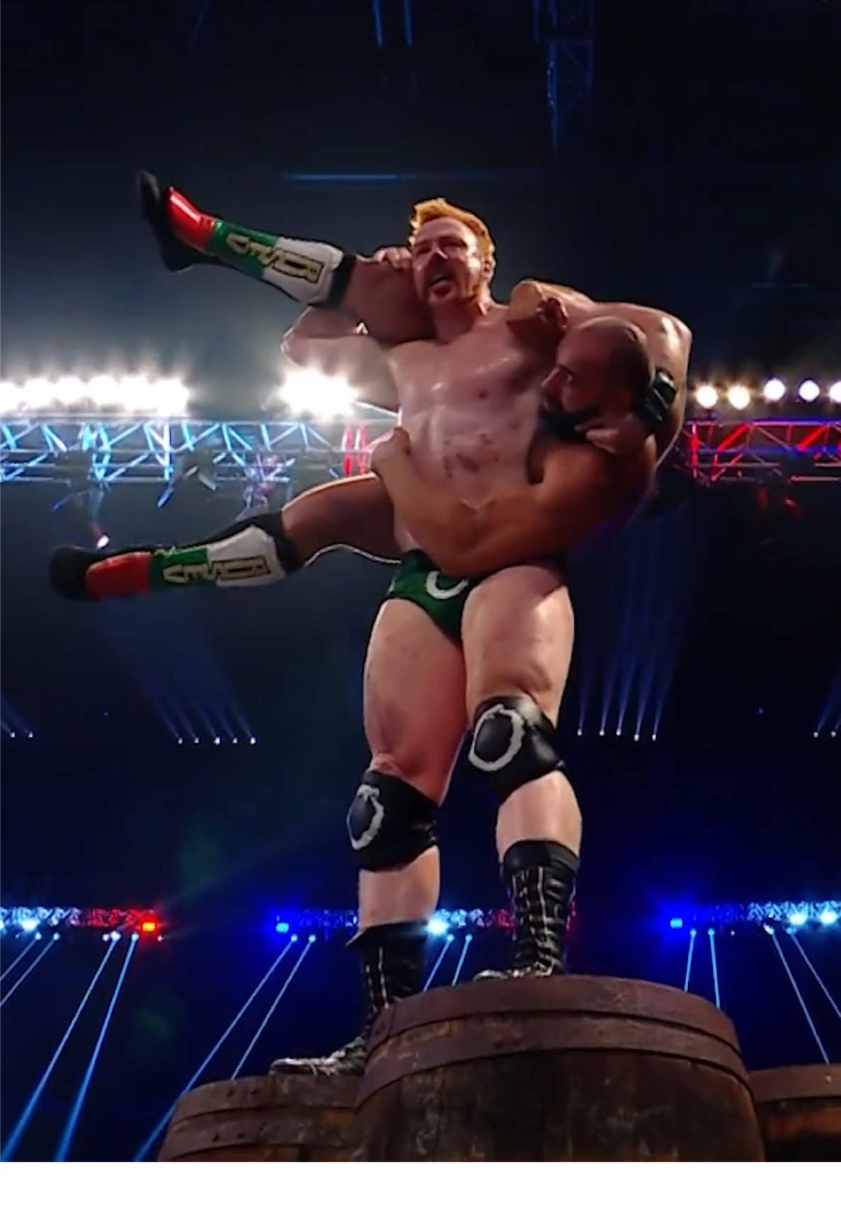 El Guerrero Celta #Sheamus le aplicó un Súper Ruido Blanco a #Rusev desde lo alto de los barriles 💥😱 