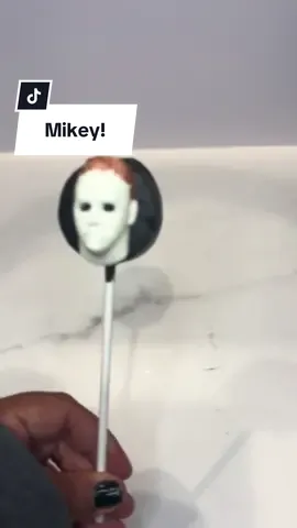 Replying to @lu_cy100  I did poppy paint for the details but you can also use an edible marker for the hair and eyes  #cakepops #halloween #musthaves 