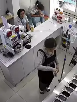 انتشر مقطع مؤثر من مدينة شنجن الصينية يظهر موظفة مقهى تواصل عملها رغم مرضها الشديد، حيث حضرت إلى المقهى وهي تحمل معها المغذي الطبي 💉 حتى لا تتوقف عن خدمة الزبائن. ظهرت الفتاة في الفيديو تتلقى العلاج بيدها اليسرى بينما تحضّر المشروبات وتقدمها للعملاء باليد الأخرى ☕️ بكل إصرار وعزيمة. تصرفها حاز إعجاب وتقدير الكثيرين في الصين، حيث اعتبروها مثالاً رائعاً على الإخلاص والاجتهاد في العمل 👏. #تفاني_في_العمل #إخلاص #شنجن #قوة_العزيمة #قصص_ملهمة