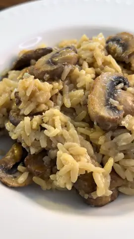 Que manjar este plato súper fácil para hacer en un ratito y disfrutarlo al máximo!!!! Y no piensen que por llevar champiñones es caro porque son tan livianos que con un puñado alcanza y sobra!  Para dos personas SÚPER ABUNDANTE: 100g de champiñones  1 cebolla 1 diente de ajo 1 taza de arroz 2 tazas de caldo (o agua pero mejor caldo) 1 poquito de crema de leche  1 poquito de queso rallado Sal y pimienta  ¡SUCULENTO!