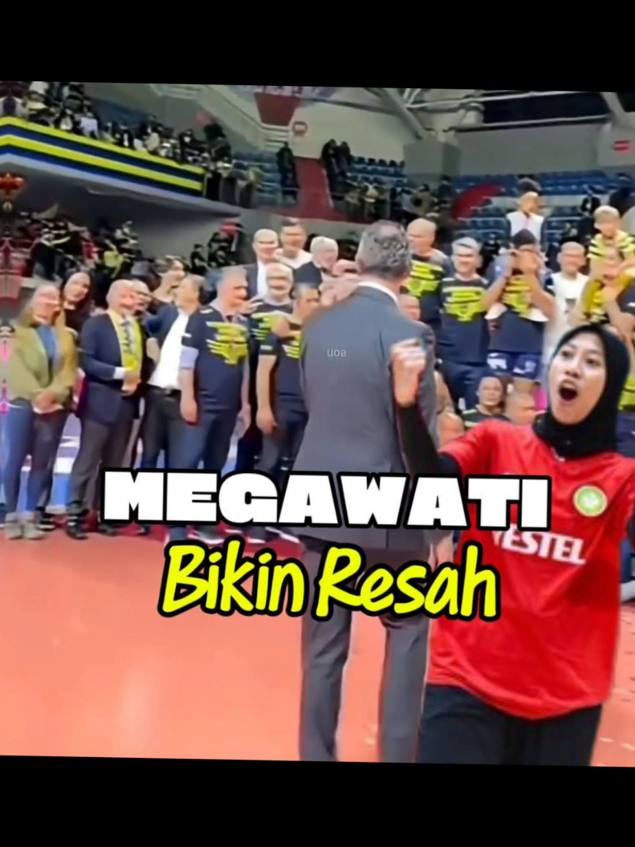 Geger di Turki! Fenerbahçe Resah dengan Popularitas Megawati Siapa sangka, nama Megawati Hangestri kini jadi topik besar bukan hanya di kalangan fans voli Indonesia, tapi juga mengguncang dunia voli Turki. Popularitas Mega yang terus meroket membuat salah satu klub raksasa, Fenerbahçe Opet, mulai menunjukkan keresahannya. Dalam sebuah pernyataan, Presiden Fenerbahçe menyebut bahwa mereka sudah membangun reputasi klub selama puluhan tahun agar menjadi wajah voli Turki. Namun kini, seorang pemain asing yang disebut-sebut datang dari “kasta kedua” justru berhasil merebut perhatian nasional hingga internasional. “Mega sudah lebih dulu menjadi legenda di Korea. Sekarang, di Turki, sorotannya begitu besar. Untuk mengimbangi dampak itu, kami harus mendatangkan bintang besar dari Brasil atau Italia,” tegas sang presiden. Pernyataan ini sontak memicu diskusi panas di kalangan pecinta voli. Bagaimana mungkin satu pemain bisa membuat klub sebesar Fenerbahçe merasa perlu menyusun strategi baru hanya demi meredam popularitasnya? Fakta ini sekaligus menegaskan bahwa Mega bukan sekadar pemain asing biasa, tapi fenomena yang mampu menggeser perhatian publik dalam waktu singkat. Akankah langkah Fenerbahçe menghadirkan bintang top benar-benar bisa menandingi pesona Mega? Atau justru Mega yang akan terus melaju jadi ikon baru voli Turki?  #MegawatiHangestri #MegaManisa #MegaEffect #ManisaBBSK #FenerbahceOpet 
