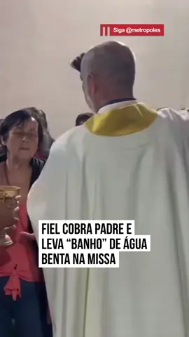 😂 Uma cena inusitada e divertida viralizou na web. Durante a missa, uma #avó percebeu que o padre havia se esquecido de aspergir água benta nela. Determinada a não sair sem a #bênção, chamou a atenção do sacerdote e acabou recebendo uma dose generosa, arrancando risadas e conquistando internautas com sua #fé bem-humorada. #TikTokNotícias  📹 @maribrand22 (ig) | @myhoodbr
