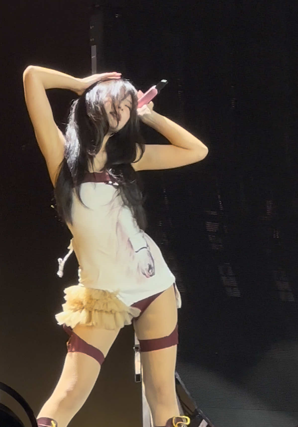 Jennie was always singing their lines and she held the most eye contact with the VIP PIT 😫✨ @JENNIE #jennie #blackpink #deadline #concerts #lisa 