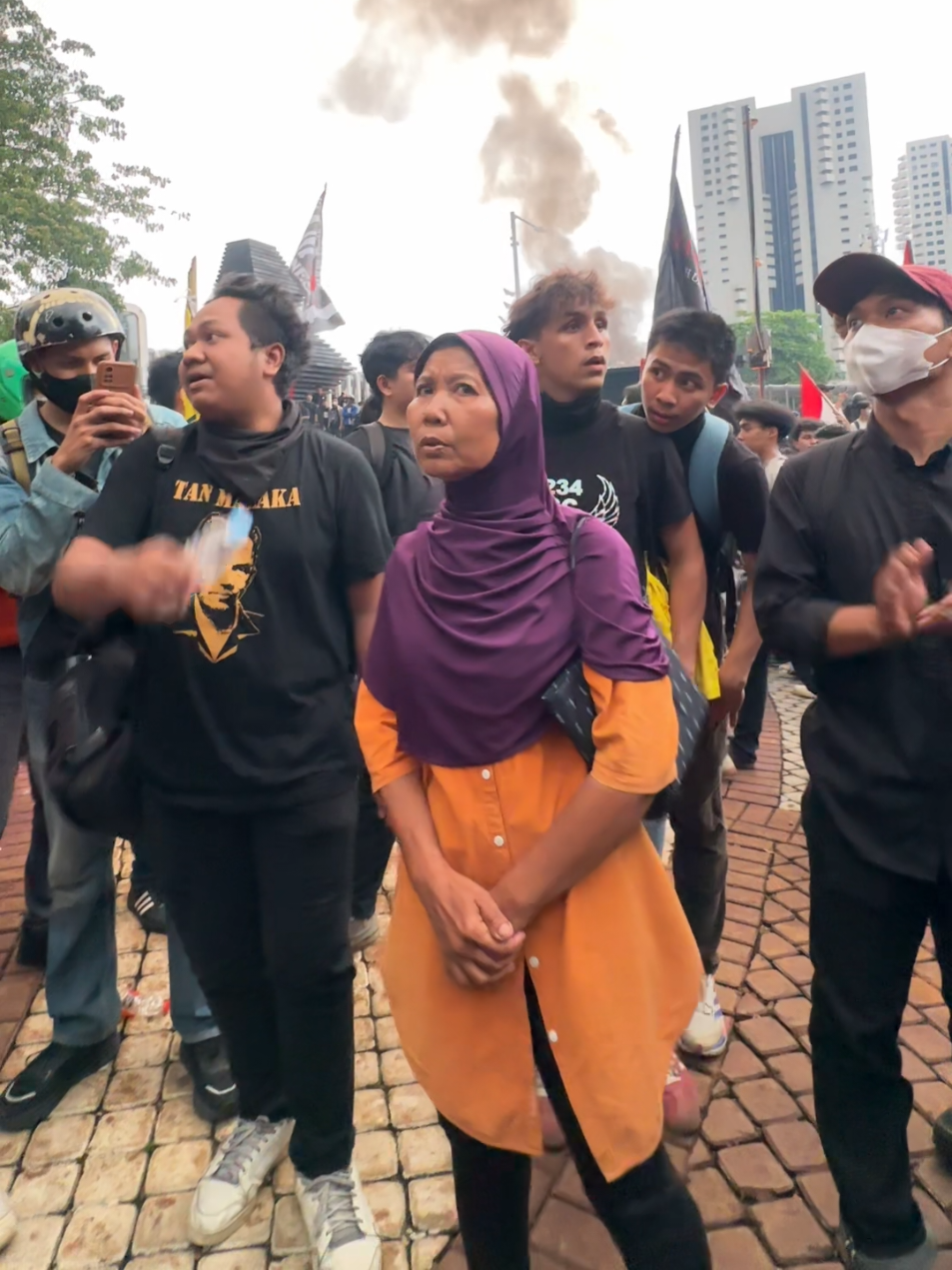 kalo kata gw sih mending hati2 dah buat bapak² polisi, jangan sampe dibakar 😁  #demo #hiburantiktok