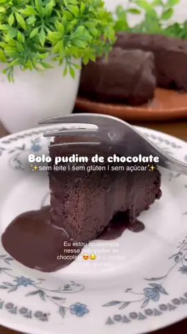 Bolo pudim de chocolate sem leite, sem glúten, sem açúcar | adoçante 📝INGREDIENTES: 4 ovos 300ml de leite de coco ou outro de sua preferência 50g de cacau em pó 50g de leite de coco em pó ou leite em pó 3 cs de mel | pasta de tâmaras ou algum açúcar | adoçante de sua preferência Cobertura (opcional): cacau + água até virar um creme e depois adocei com pastinha de tâmaras ou pode ser mel também. Se não tiver problema com leite, uma caldinha de whey de chocolate fica tudo de bom também 🤌🏼 Bata todos os ingredientes no liquidificador por cerca de 2 minutos. Coloque numa forma. Obs: precisa ser de silicone porque é mais fácil pra desenformar. Leve ao forno por 50 minutos a 180•C. Espere esfriar e ainda na forma leve a geladeira por cerca de 4h ou de um dia para o outro. Desenforme e se quiser coloque a calda por cima. Isso fica muito bom🤤 Salva pra fazer e depois volta aqui pra me falar o que achou🫶🏼