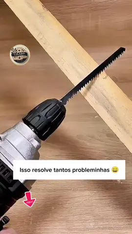 Transforme sua furadeira ou parafusadeira em uma serra elétrica Tico-Tico e faça cortes precisos em madeira de forma rápida, prática e segura. Perfeito para quem ama marcenaria, bricolagem e reparos domésticos sem complicação. #DIY #ferramentas #tiktokshop #marcenaria 