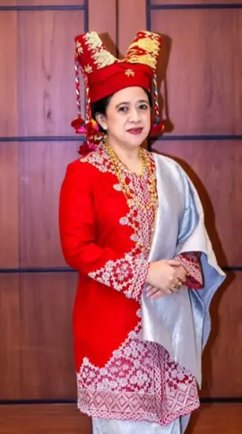 #winkuprul  Peristiwa Benarkah Gaji Anggota DPR Naik Rp 3 Juta Per Hari? Ini Penjelasan Puan Maharani Penulis : Mutmainah J - Editor : Sri Kurnia Mahiruni 18 - Aug - 2025, 18:46 Placeholder Ketua DPR RI, Puan Maharani. (Foto @puanmaharani) JATIMTIMES - Media sosial dihebohkan dengan kabar mengejutkan soal kenaikan gaji anggota DPR RI yang disebut mencapai Rp 3 juta per hari atau setara Rp 90 juta per bulan. Ramainya isu ini membuat kata kunci “gaji anggota DPR RI” menjadi salah satu topik paling banyak dicari warganet di Google pada Senin (18/8/2025). Kabar tersebut bermula dari unggahan akun base menfess @tan****rl yang membagikan tangkapan layar berita berjudul “MANTAP! Gaji Anggota DPR RI Naik Jadi 3 Juta Per Hari” pada Kamis (14/8/2025). Baca Juga : Menteri LH RI Hanif Faisol Kumpulkan Kepala Daerah Malang Raya, Bahas Pembangunan PSEL Hal ini berasal dari keterangan Anggota Komisi I DPR TB Hasanuddin yang menyebutkan bahwa gaji anggota mencapai angka Rp 100 juta per bulan atau Rp 3 juta sehari. Isu ini langsung menyedot perhatian publik, hingga banyak yang mempertanyakan kebenaran informasi tersebut. Lalu, benarkah gaji anggota DPR naik fantastis seperti yang disebutkan? Penjelasan Ketua DPR RI Ketua DPR RI Puan Maharani menegaskan bahwa tidak ada kenaikan gaji anggota DPR periode 2024–2029. Ia menjelaskan, yang berubah hanyalah fasilitas rumah jabatan yang kini diganti dengan uang kompensasi. “Enggak ada kenaikan. Hanya sekarang DPR sudah tidak mendapatkan rumah jabatan, namun diganti dengan kompensasi uang rumah. Jadi karena rumahnya kan sudah dikembalikan kepada pemerintah. Itu aja,” ujar Puan, dikutip dari YouTube Kompas TV, Senin (18/8/2025). Gaji Pokok Anggota DPR Berdasarkan Peraturan Pemerintah (PP) Nomor 75 Tahun 2020 tentang Gaji Pokok Pimpinan Lembaga Tertinggi/Tinggi Negara dan Anggota Lembaga Tinggi Negara, gaji pokok anggota DPR adalah sebagai berikut: • Ketua DPR: Rp 5.040.000 per bulan • Wakil Ketua DPR: Rp 4.620.000 per bulan • Anggota DPR: Rp 4.200.000 per bulan Tunjangan Anggota DPR Selain gaji pokok, anggota DPR juga menerima berbagai tunjangan yang diatur dalam Surat Edaran Setjen DPR RI No.KU.00/9414/DPR RI/XII/2010. Jika digabungkan dengan gaji pokok, total penghasilan anggota DPR bisa mencapai lebih dari Rp 50 juta per bulan. Rincian Tunjangan DPR: Tunjangan suami/istri: 10% dari gaji pokok - Anggota: Rp 420.000 - Wakil Ketua: Rp 462.000 - Ketua: Rp 504.000 Tunjangan anak: 2% dari gaji pokok (maksimal 2 anak) - Anggota: Rp 168.000 - Wakil Ketua: Rp 184.000 - Ketua: Rp 201.600 Tunjangan jabatan: - Anggota: Rp 9.700.000 - Wakil Ketua: Rp 15.600.000 - Ketua: Rp 18.900.000 Tunjangan beras: Rp 30.090 per jiwa (maksimal 4 jiwa) - Tunjangan PPh Pasal 21: Rp 2.699.813 - Uang sidang/paket: Rp 2.000.000 Tunjangan kehormatan: - Anggota: Rp 5.580.000 - Wakil Ketua: Rp 6.450.000 - Ketua: Rp 6.690.000 Tunjangan komunikasi: - Anggota: Rp 15.554.000 - Wakil Ketua: Rp 16.009.000 - Ketua: Rp 16.468.000 - Tunjangan peningkatan fungsi pengawasan & anggaran: Rp 3.750.000 - Bantuan listrik & telepon: Rp 7.700.000 - Asisten anggota: Rp 2.250.000 Kabar kenaikan gaji anggota DPR RI menjadi Rp 3 juta per hari tidak benar. Faktanya, gaji pokok anggota DPR hanya Rp 4,2 juta per bulan. Namun, dengan tambahan berbagai tunjangan, total penghasilan anggota DPR bisa mencapai lebih dari Rp 50 juta setiap bulan.