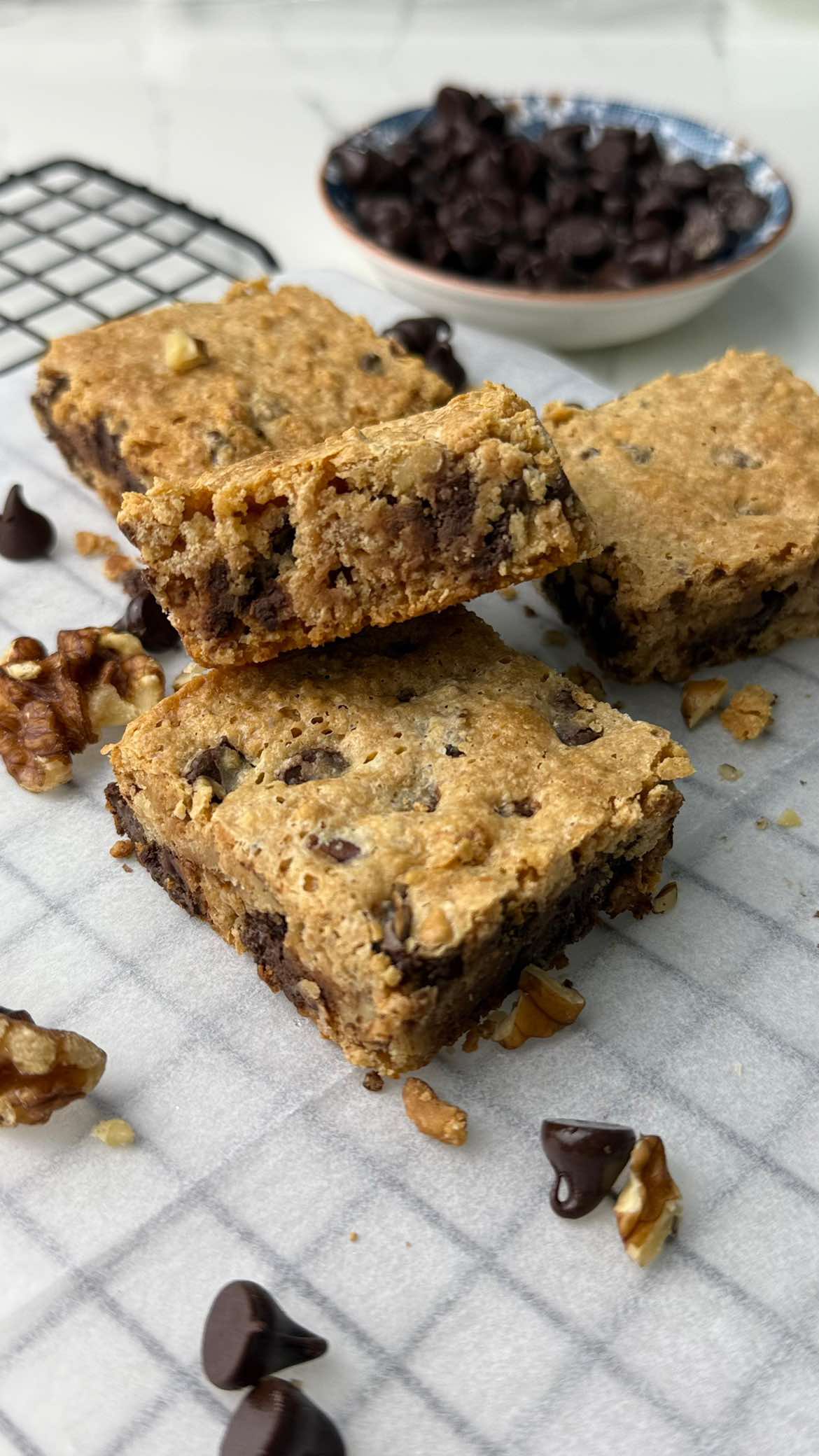 ¿Te imaginas un postre delicioso con solo 4 ingredientes? 😍 Pues sí, es posible… y además súper rápido de preparar ✨ 📌 Aquí la receta: Cuadritos de la abuela Ingredientes: - 24 galletas Maria trituradas en procesador - 1 lata (14 oz / 397 g) de leche condensada azucarada - 6 onzas o 170 g) de trocitos chocolate chips - 1/2 taza de nueces picadas Preparación: 1. Combina todos los ingredientes en un bol hasta que estén bien mezclados y cubiertos. 2. Engrasa y forra un molde cuadrado de 9 pulgadas (23 cm). Vierte la mezcla y usa una espátula para distribuirla de manera uniforme en el molde. 3. Hornea en horno precalentado a 350°F (175°C) durante 30 a 40 minutos, verificando cuando este dorado. 4. Deja enfriar y corta en cuadritos pequeños para servir. 💬 Cuéntame, ¿eres fan de las recetas fáciles como esta? 👇 📹Credits: @annibell14 # postresfáciles #recetasrápidas #lasdeliciasdevivir