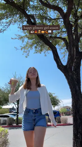 been craving this pumpkin chai all year 🤤🧋 so yum! #gilmoregirls #gilmoregirlstiktok #pumpkinseason #pumpkinchai #fyp 